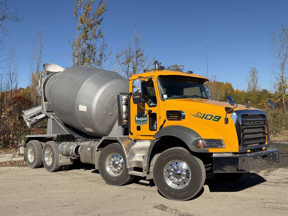 Bétonnière Mack jaune numéro 109 aux couleurs de Danis Construction