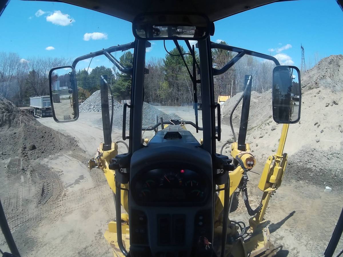 Vue de la cabine d'une niveleuse sur un chantier