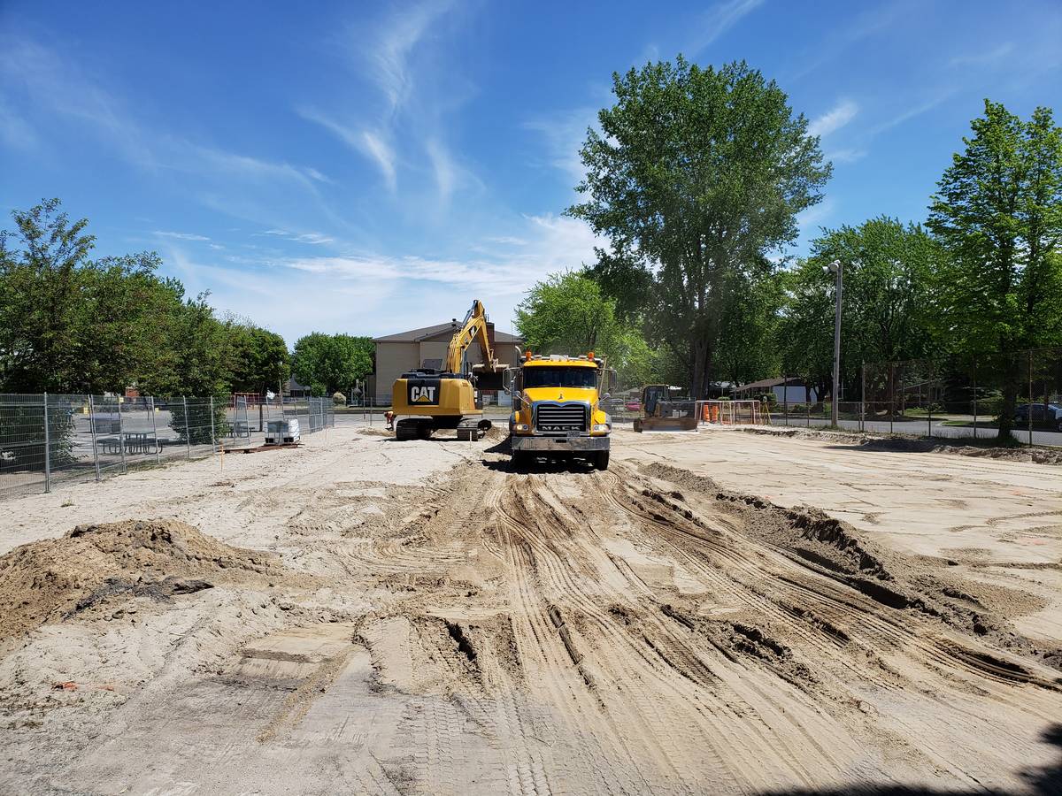 Pelle et camion Mack sur un terrain en préparation