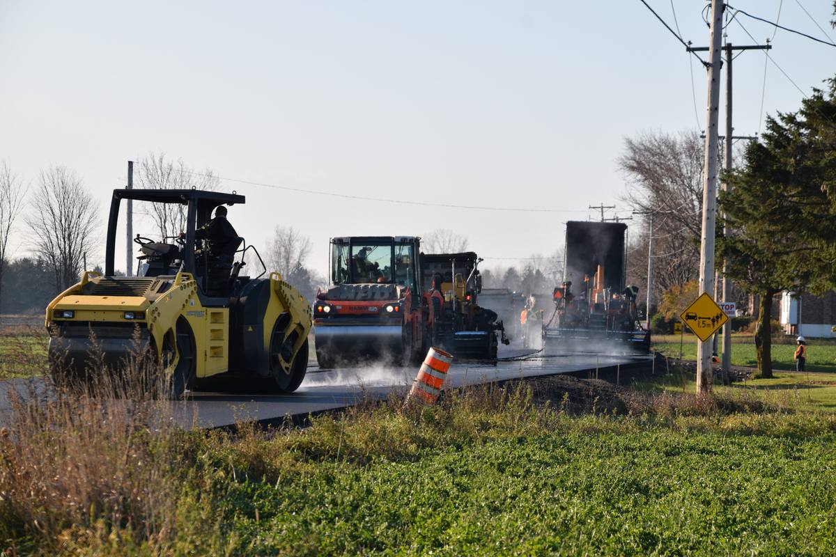 Rouleaux compacteurs sur l'asphalte frais
