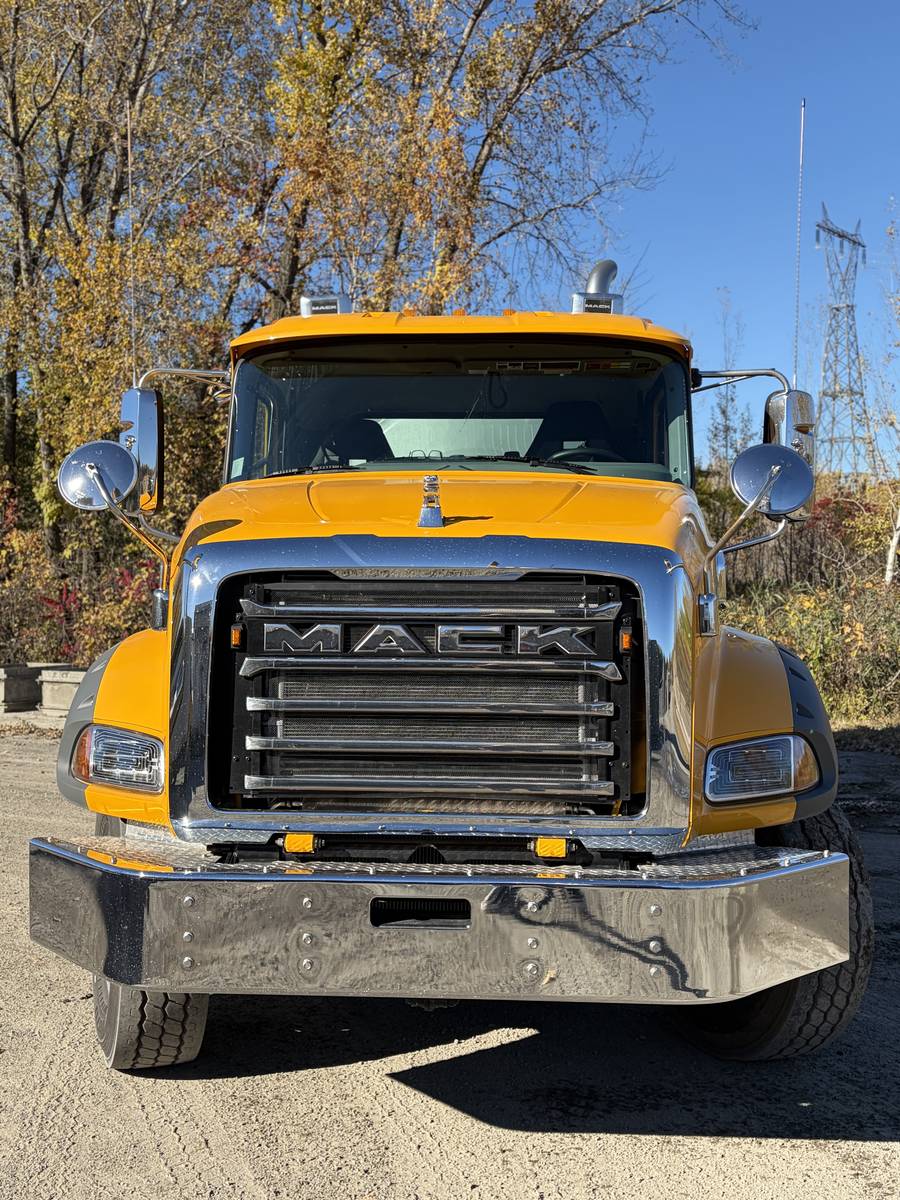 Camion Mack jaune de Danis vu de face