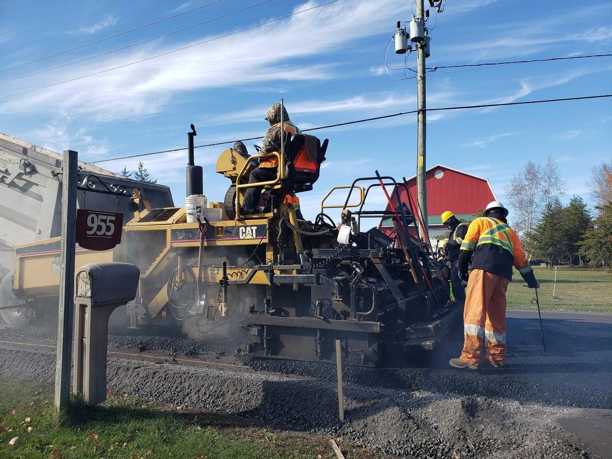 Paveuse et équipe en train d'asphalter