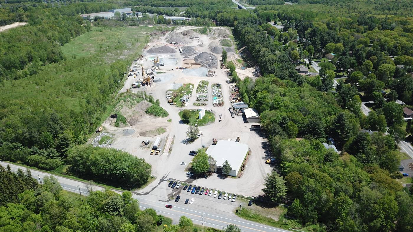 Vue aérienne des installations de Danis Construction : bureaux, garage, centrale à béton et piles de granulats